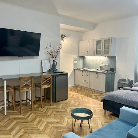 Almond Studio Apartment Pressburg Exterior foto