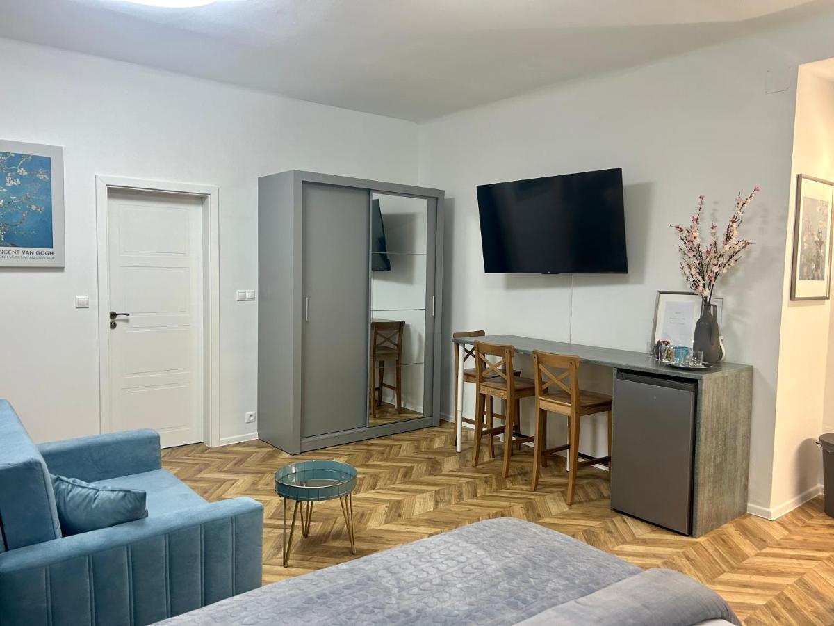 Almond Studio Apartment Pressburg Exterior foto